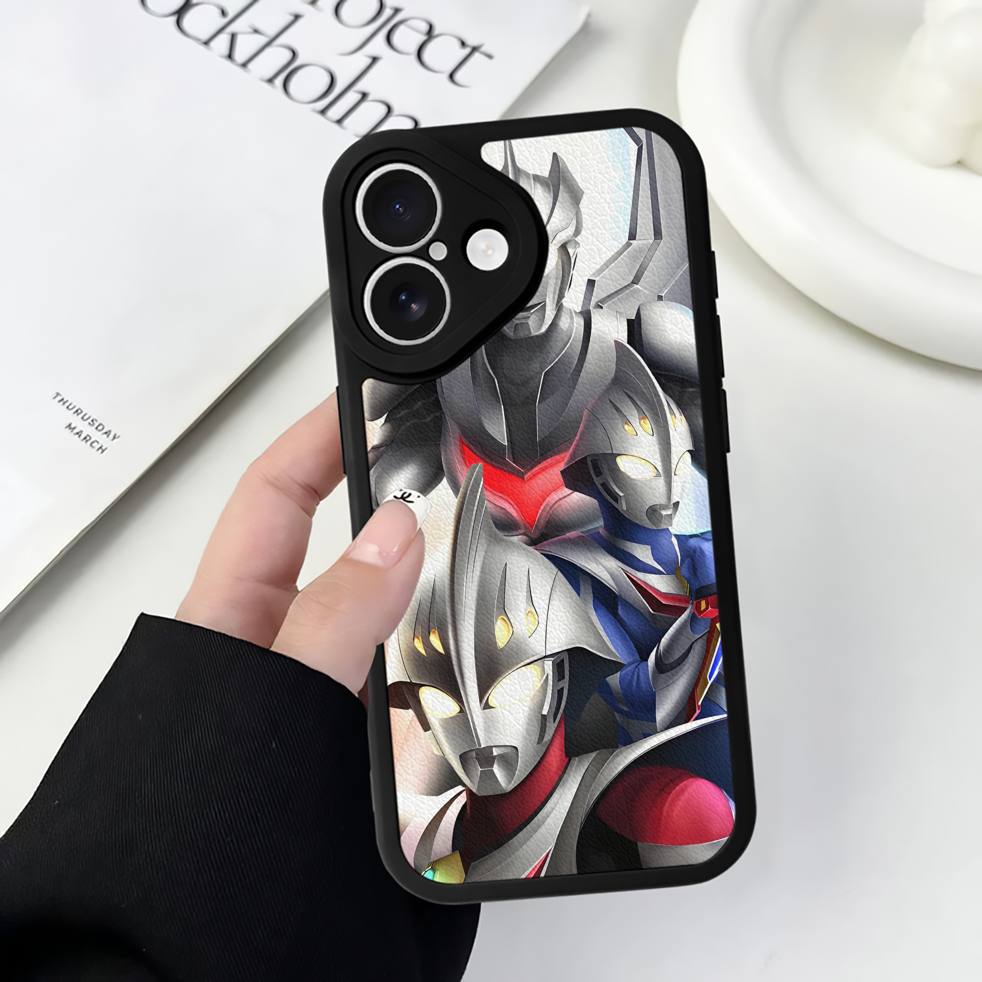 （画像用） ウルトラマン Ultraman 【iPhone 16シリーズ対応】シリコンスマホケース（レザー調） 材質：シリコン
